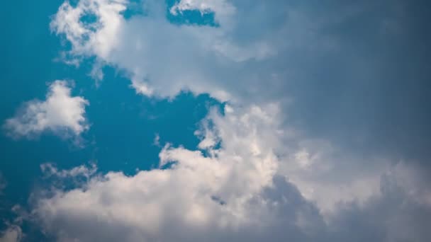 Des nuages de pluie arrivent. Le mouvement des nuages de pluie foncés en saison des pluies .