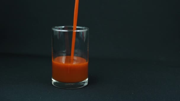 Giet Tomatensap Een Glas Zwarte Achtergrond Doe Een Wit Rietje — Stockvideo