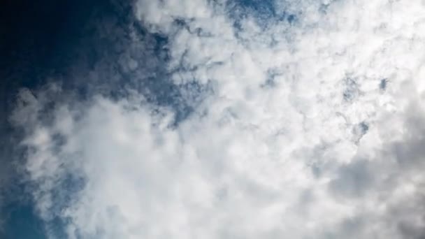 Décalage horaire de beau ciel bleu et de nuages blancs en journée .