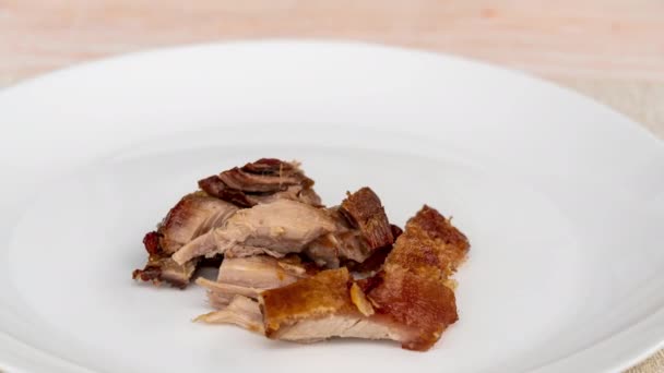 Prepárese Para Servir Deliciosa Carne Cerdo Asada Con Patatas Asadas — Vídeos de Stock