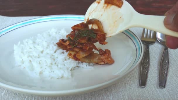 用辣椒粉和蒸饭在白菜上烹调自制炒猪肉 — 图库视频影像