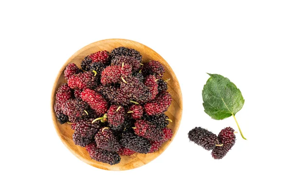 Tumpukan Mulberry Piring Kayu Dan Lantai Dengan Daun Latar Belakang — Stok Foto