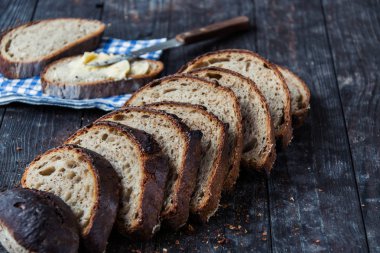 Tahta masada dilimlenmiş ekmek.