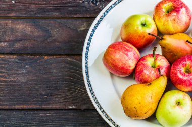 Elmalar ve armutlar bir tabakta