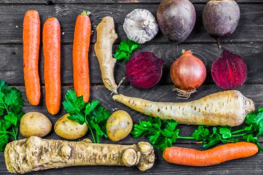 Tahta masada taze sebzeler.