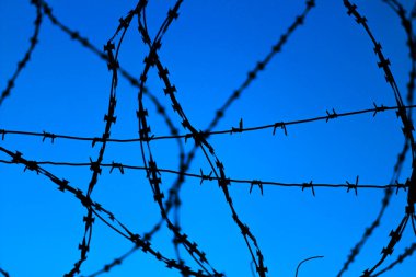 Dikenli Tel ile Çit