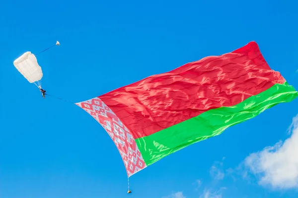 Flag of the Republic of Belarus in the sky — Stock Photo, Image