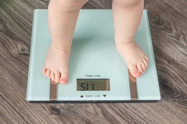 Kids foot on scales — Stock Photo, Image