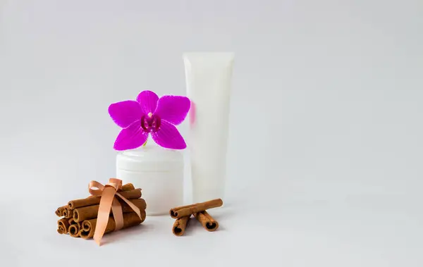 Envases para cosméticos con canela y orquídea —  Fotos de Stock