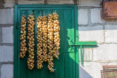 Soğan ahır kapısını kurutulur.
