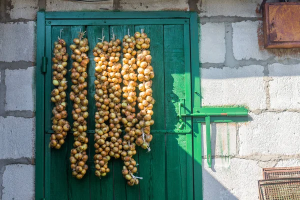 Soğan ahır kapısını kurutulur.