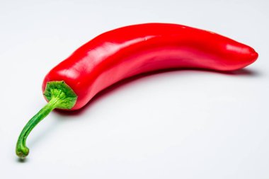 Beyaz arkaplanda kırmızı biber