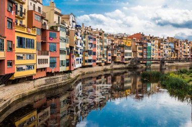 Çeyrek Girona renkli evleri ile