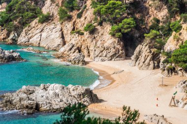 Kayaların arasındaki küçük bir plaj