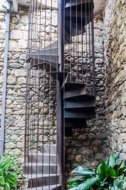 Sarmal merdiven yan görünüm