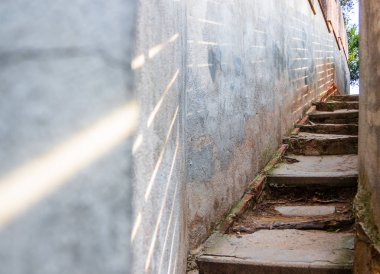 Dar geçit özel evler arasındaki adımları ile. Evler arasındaki dar geçit