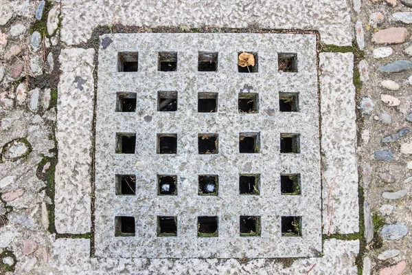 Alte Steinluke auf der Straße — Stockfoto