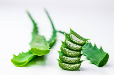 aloe vera beyaz arkaplanda akan meyve suyu ile yakın plandan ayrılıyor