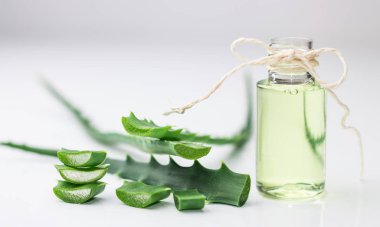 aloe vera beyaz arkaplanda akan meyve suyu ile yakın plandan ayrılıyor