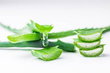 aloe vera beyaz arkaplanda akan meyve suyu ile yakın plandan ayrılıyor