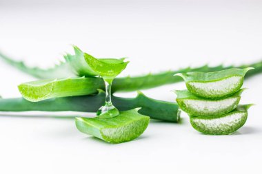 aloe vera beyaz arkaplanda akan meyve suyu ile yakın plandan ayrılıyor