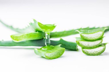 aloe vera beyaz arkaplanda akan meyve suyu ile yakın plandan ayrılıyor