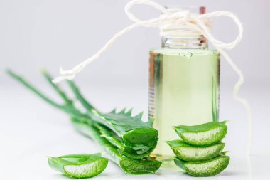 aloe vera beyaz arkaplanda akan meyve suyu ile yakın plandan ayrılıyor