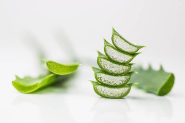 aloe vera beyaz arkaplanda akan meyve suyu ile yakın plandan ayrılıyor