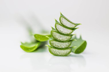 aloe vera beyaz arkaplanda akan meyve suyu ile yakın plandan ayrılıyor