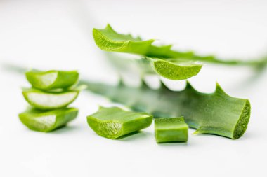 aloe vera beyaz arkaplanda akan meyve suyu ile yakın plandan ayrılıyor