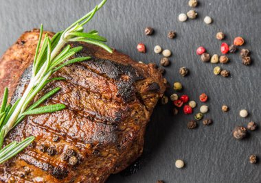 Izgara pirzola. Beyaz tabakta ızgara kaburga..