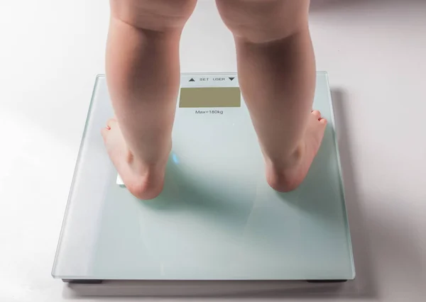 体重計の赤ん坊の足 — ストック写真