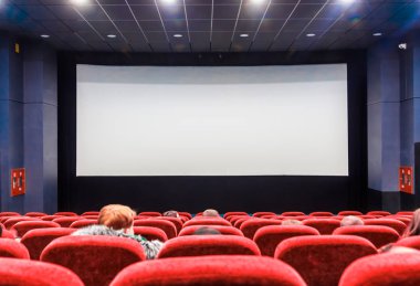 Ekranlı, koltuklu sinema salonu