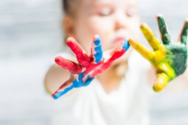 Çocuk elinde renkleri