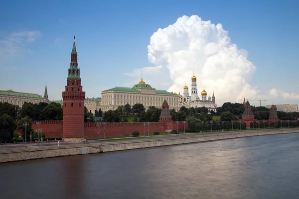 Pohled na Kreml od kamenného mostu — Stock fotografie