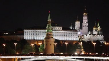 Kremlin'in ataerkil Köprüsü'nden gece görünümü