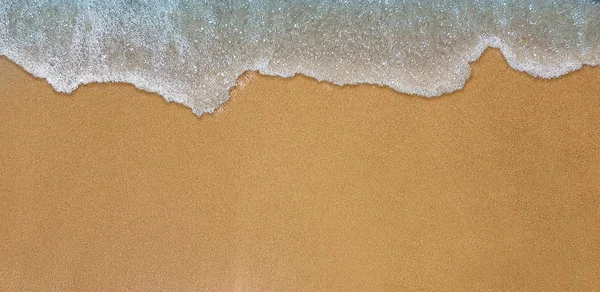 Onda do mar atinge na costa da areia — Fotografia de Stock