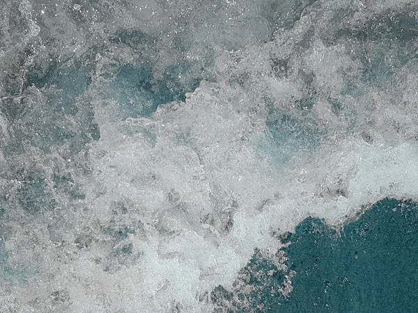 Ondas selvagens no mar com espuma — Fotografia de Stock