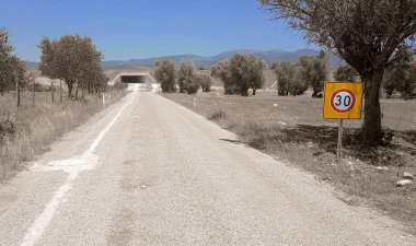 ülke yan yol trafik işaret ve mavi gökyüzü ile