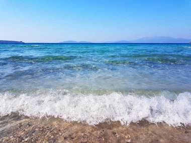 mavi deniz dalgaları Cheshme Türkiye'de gümüş kum plaj isabet sakin