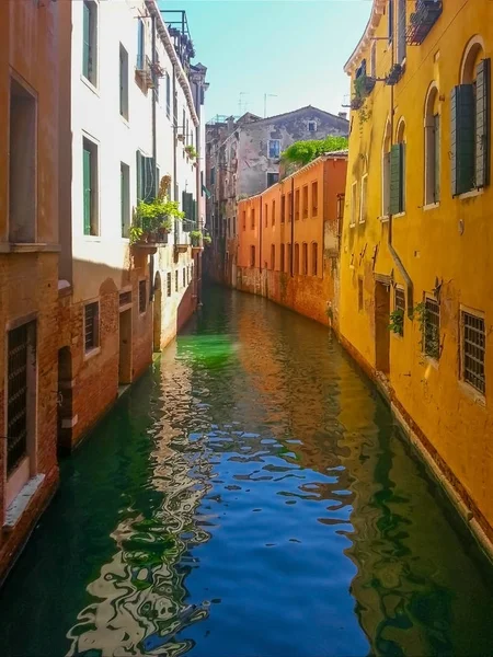 Uitzicht op klein kanaal met oude gebouwen in Venetië Italië — Stockfoto