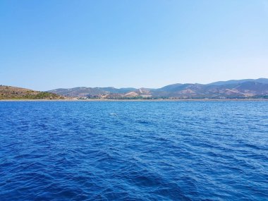  masmavi deniz ve ada küçük çalılar ile