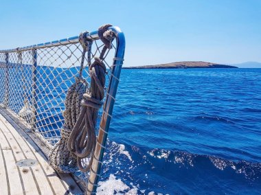 mavi deniz manzaralı bir yelkenli güverte