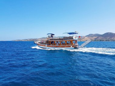 Tur tekne ile derin mavi denizde yelken yolcu