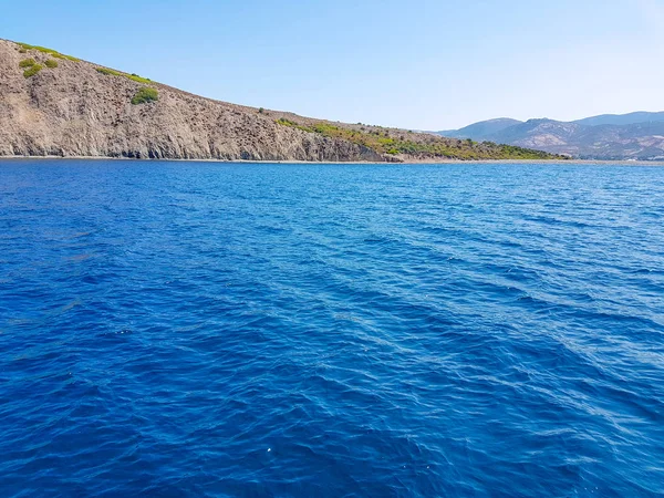  masmavi deniz ve ada küçük çalılar ile