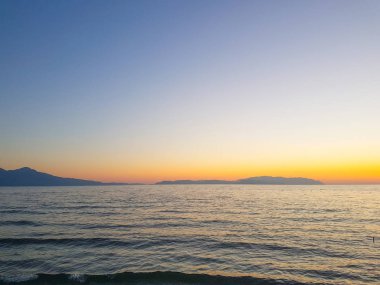 renkli sahil günbatımında yok bulutlar yaz saati