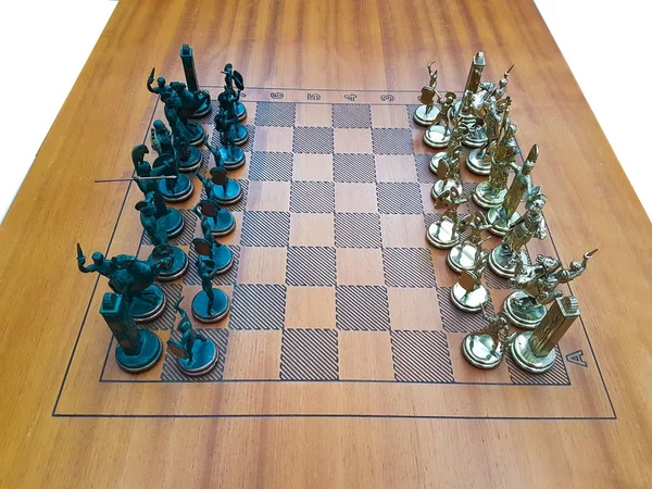 Metal figürler perspektif manzaralı bir ahşap satranç tahtası — Stok fotoğraf