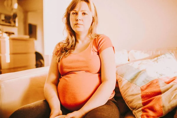 hamile kadın sofe üzerinde oturuyordu