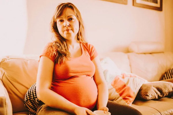 hamile kadın sofe üzerinde oturuyordu