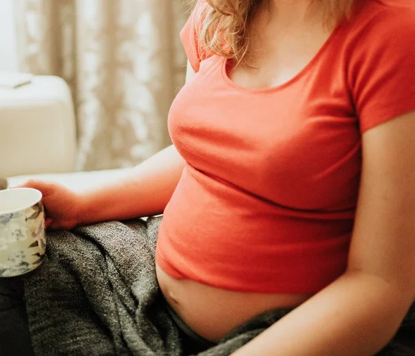 hamile kadın sofe üzerinde oturuyordu